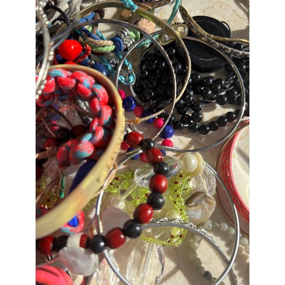 Mixed Lot Of Assorted Fashion Jewelry Bangles & Bracelets 4.4 pounds Craft & Wea - Picture 14 of 16